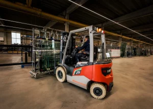Heftruck met witte banden